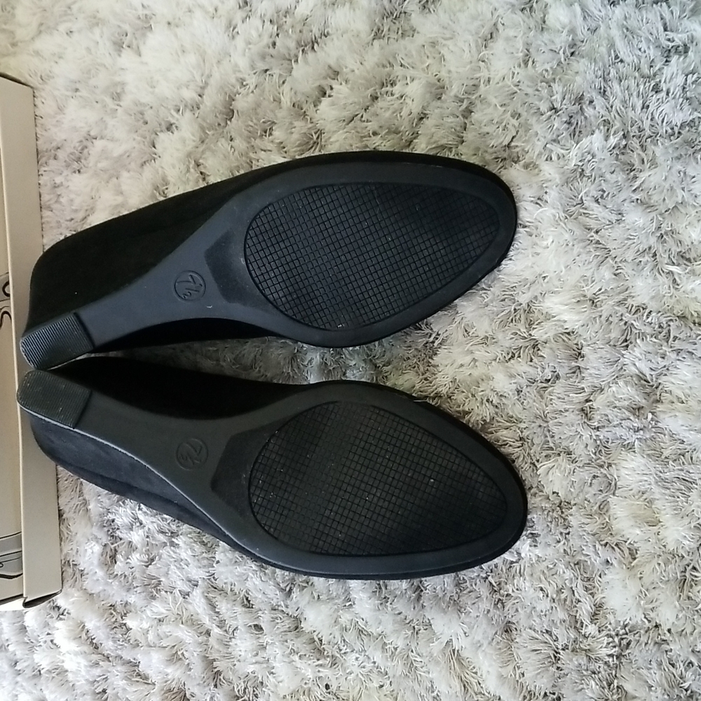 Shoes - Picture 3 of 4